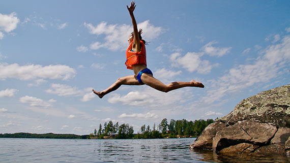Девушка прыгающая в воду